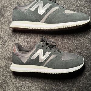 New Balance Woman's 420 Sneakers **Gently Used**